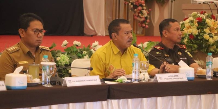 Ketua DPRD Provinsi Gorontalo, Paris RA Jusuf (tengah) menghadiri rapat Forkopimda diperluas yang membahas penganggaran Pilkada 2024, Senin (7/11/2022) di GPCC, Kota Gorontalo