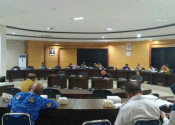 Rapat Gabungan antara Komisi II dan Komisi III DPRD Provinsi Gorontalo bersama pihak terkait membahas mengenai pengelolaan TPA Talumelito, Senin (21/11/2022) (muhajir/gopos)