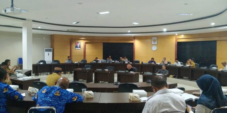 Rapat Gabungan antara Komisi II dan Komisi III DPRD Provinsi Gorontalo bersama pihak terkait membahas mengenai pengelolaan TPA Talumelito, Senin (21/11/2022) (muhajir/gopos)