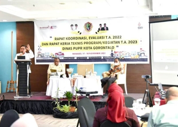 Wali Kota Gorontalo, Marten Taha, memberi sambutan pada rapat koordinasi dan evaluasi pembangunan infrastruktur