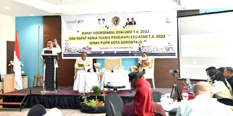 Wali Kota Gorontalo, Marten Taha, memberi sambutan pada rapat koordinasi dan evaluasi pembangunan infrastruktur