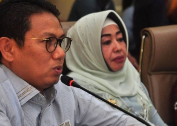 Penjagub Gorontalo, Hamka Hendra Noer (kiri), memberikan arahan pada Rakorev penyerapan APBD dan APBN Triwulan III tahun 2022 di aula Kantor Bupati Pohuwato, Kamis (13/10/2022). (Foto : Haris)