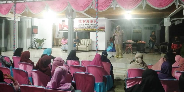 Wakil Ketua DPRD Provinsi Gorontalo, Kris Wartabone menyapa konstituen di Desa Duwano, Kecamatan Suwawa Tengah, Kabupaten Bone Bolango pada masa reses, Ahad (6/11/2022) (muhajir/gopos)