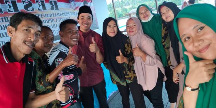 Anggota DPRD Provinsi Gorontalo, Nasir Majid (kameja merah) berpose bersama konstituen di Desa Dambalo, Kecamatan Tomilito pada masa reses, Jumat (4/11/2022). (istimewa)