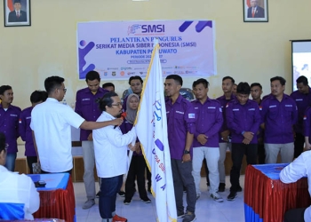 Ketua Umum SMSI Provinsi Gorontalo, Irwanto Achmad, melantik kepengurusan SMSI Pohuwato, di Sunrise Hotel dan Homestay, Rabu 16/11/2022 (Istimewa)