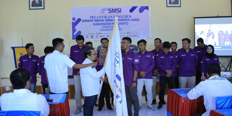 Ketua Umum SMSI Provinsi Gorontalo, Irwanto Achmad, melantik kepengurusan SMSI Pohuwato, di Sunrise Hotel dan Homestay, Rabu 16/11/2022 (Istimewa)