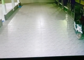 Pelaku pencurian motor tertangkap kamera CCTV saat melakukan aksinya di Masjid Darul Jihad Kota Gorontalo.