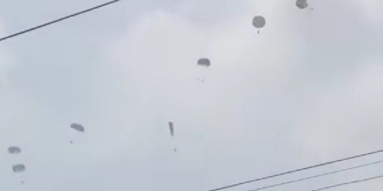 Seorang Prajurit TNI mengalami kecelakaan saat melakukan penerjunan statik dari pesawat TNI AU jenis C-130 Hercules.