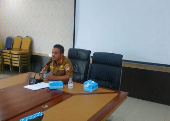 Sekda Pohuwato, Iskandar Datau, Melakukan Ralat Bersama Tindak Lanjut Pembahasan Perijinan PT Perkebunan Lebuni, di Ruang Pola Bupati Pohuwato, Selasa 01/11/2022 (Yusuf/Gopos)