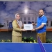 Kabag Humas Deprov Gorontalo, Yani Uno (kanan) menerima hadiah juara I turnamen tenis meja menyemarakkan HUT Provinsi Gorontalo.