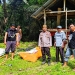 Kapolsek Tapa, Iptu Atmal Fauzi, bersama personel Polsek Tapa, membantu evakuasi seorang petani yang gantung diri di puncak gunung meranti