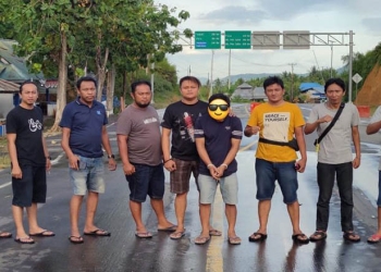 Tim Opsnal Satnarkoba Polres Bone Bolango saat mengamankan satu terduga pelaku yang membawa dua paket sabu. (Foto Istimewa)