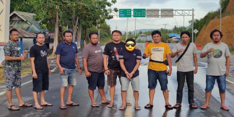 Tim Opsnal Satnarkoba Polres Bone Bolango saat mengamankan satu terduga pelaku yang membawa dua paket sabu. (Foto Istimewa)