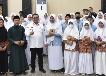 Wali Kota Gorontalo, Marten Taha, bersama para peserta hafidz dan hafidza Kota Gorontalo, Rabu (2/11/2022).