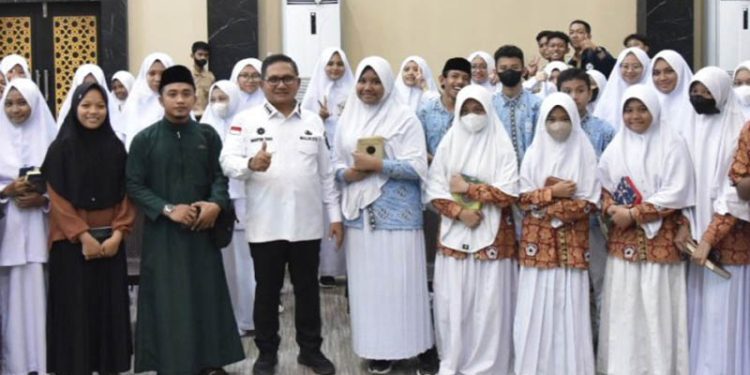 Wali Kota Gorontalo, Marten Taha, bersama para peserta hafidz dan hafidza Kota Gorontalo, Rabu (2/11/2022).