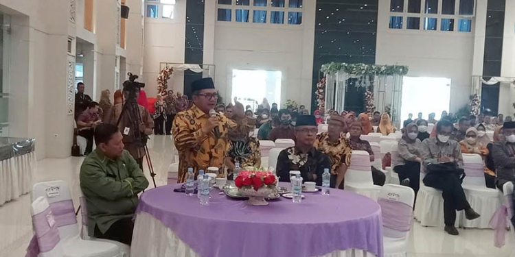 Wali Kota Gorontalo, Marten Taha saat menghadiri dialog penguatan peran pemerintah dalam menjamin netralitas ASN, dan mensukseskan pelaksanaan pemilihan umum dan pemilihan kepala daerah serentak tahun 2024, di GPCC, jumat (18/11/2022). Sari/gopos