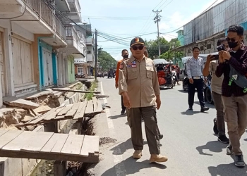 Wali Kota Gorontalo, Marten Taha saat meninjau lokasi pekerjaan proyek renovasi saluran di kawasan pertokoan kota Gorontalo, Kamis (3/11/2022). Sari/gopos