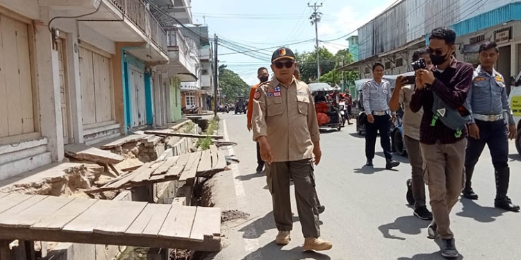 Wali Kota Gorontalo, Marten Taha saat meninjau lokasi pekerjaan proyek renovasi saluran di kawasan pertokoan kota Gorontalo, Kamis (3/11/2022). Sari/gopos