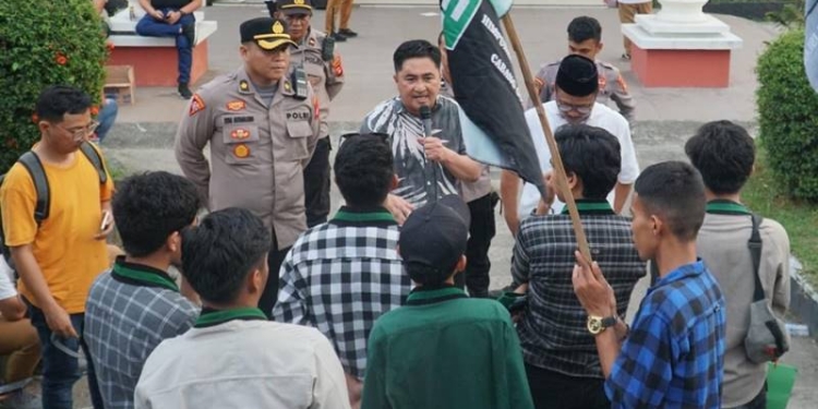 Ketua DPRD kota Gorontalo, Hardi Sidiki, didampingi Ketua Komisi C, Irwan Hunawa saat berdialog dengan masa aksi, Senin (31/10/2022). (sari/gopos)