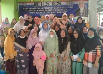 Anggota DPRD Provinsi Gorontalo Dapil Bone Bolango, Lolly Junus berpose bersama warga Desa Mootilango, Tilongkabila pada pelaksanaan reses, Senin (31/10/2022) (muhajir/gopos)