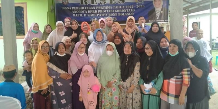 Anggota DPRD Provinsi Gorontalo Dapil Bone Bolango, Lolly Junus berpose bersama warga Desa Mootilango, Tilongkabila pada pelaksanaan reses, Senin (31/10/2022) (muhajir/gopos)