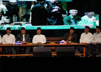Wali Kota Blitar, Santoso (tiga dari kanan) saat menghadiri Cangkrukan Santri Keren di Alun-alun Kota Blitar, Selasa (25/10/2022). (foto: dok. Pemkot Blitar).