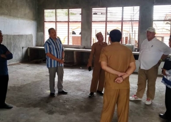 Anggota DPRD Provinsi Gorontalo meninjau pembangunan ruang kelas baru di SMAN 1 Kabila, Kabupaten Bone Bolango, Selasa (1/11/2022) (muhajir/gopos)