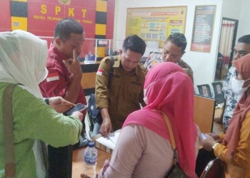 Dua korban didampingi kuasa hukum melaporkan dugaan penipuan dan penggelapoan dengan modus jual beli arisan di Polda Gorontalo, Kamis (3/11/2022) (muhajir/gopos)