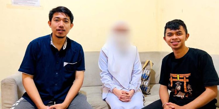 Korban pelecehan seksual yang diduga dilakukan oleh Oknum ASN di RSAS Kota Gorontalo didampingi oleh Ketua IKA Ners dan Ketua HMJ Keperawatan UNG (istimewa)