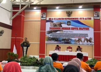 Sekda Kota Blitar, Priyo Suhartono saat menyampaikan sambutan dalam Jambore Ormas Kota Blitar di Aula Kecamatan Kepanjen Kidul, Selasa (22/11/2022). (foto: thoha/gopos)