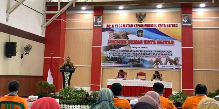 Sekda Kota Blitar, Priyo Suhartono saat menyampaikan sambutan dalam Jambore Ormas Kota Blitar di Aula Kecamatan Kepanjen Kidul, Selasa (22/11/2022). (foto: thoha/gopos)
