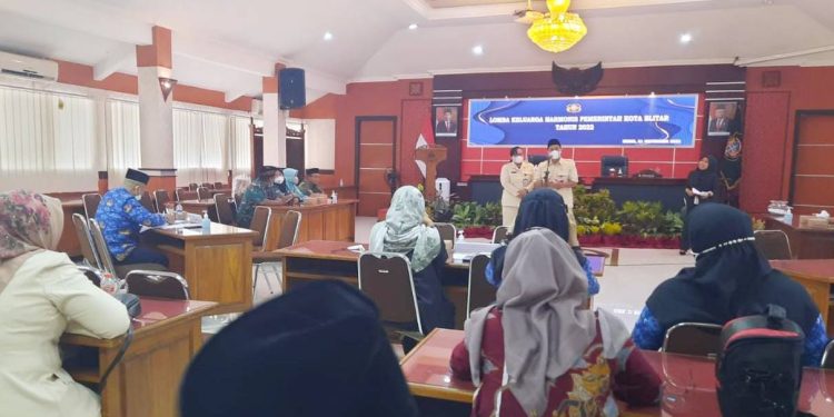 Lomba Keluarga Harmonis yang digelar di Ruang Sasana Adi Praja, Kantor Wali Kota Blitar, Senin (21/11/2022). (foto: Mahardhika FM)
