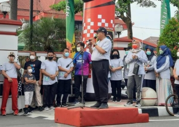 Wali Kota Blitar, Santoso saat menyampaikan sambutan dalam Jalan Sehat di depan Kantor Pemkot Blitar, Minggu (20/11/2022). (foto: Mahardhika FM)