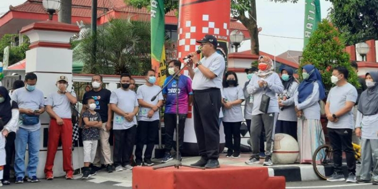 Wali Kota Blitar, Santoso saat menyampaikan sambutan dalam Jalan Sehat di depan Kantor Pemkot Blitar, Minggu (20/11/2022). (foto: Mahardhika FM)