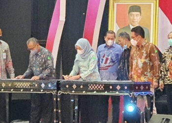 Penandatanganan Kerja Sama antara Fakultas Hukum, UNG dengan Badan Penelitian dan Pengembangan Hukum dan Hak Asasi Manusia Kementerian Hukum dan HAM tentang pengelolaan jurnal ilmiah, Rabu (23/11/2022). (istimewa)