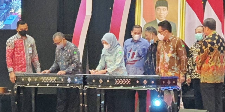 Penandatanganan Kerja Sama antara Fakultas Hukum, UNG dengan Badan Penelitian dan Pengembangan Hukum dan Hak Asasi Manusia Kementerian Hukum dan HAM tentang pengelolaan jurnal ilmiah, Rabu (23/11/2022). (istimewa)