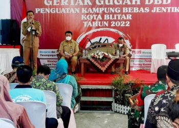 Sekretaris Daerah Kota Blitar, Priyo Suhartono saat menyampaikan sambutan dalam Gertak Gugah DBD di Kampung Mint, Kota Blitar, Selasa (22/11/2022). (foto: IST)