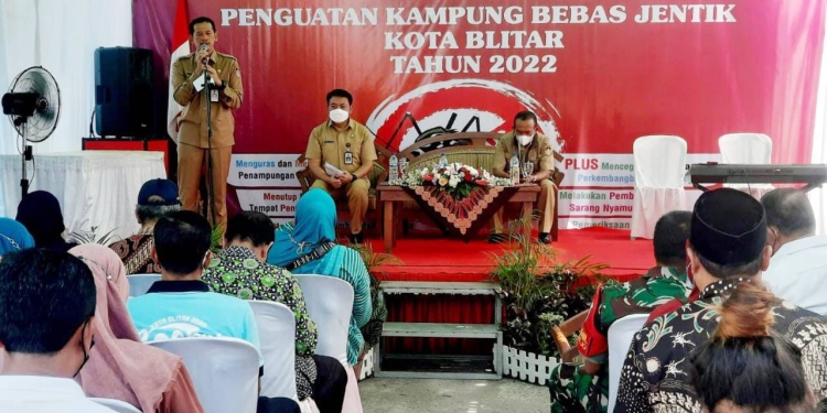 Sekretaris Daerah Kota Blitar, Priyo Suhartono saat menyampaikan sambutan dalam Gertak Gugah DBD di Kampung Mint, Kota Blitar, Selasa (22/11/2022). (foto: IST)