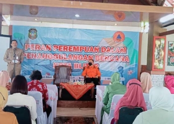 Sekretaris Daerah Kota Blitar, Priyo Suhartono saat menyampaikan sambutan dalam kegiatan FGD Peran Perempuan Penanggulangan Bencana Kota Blitar di Lesehan President, Selasa (22/11/2022). (foto: dok. Pemkot Blitar)