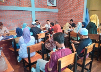 Sejumlah peserta saat melakukan pendaftaran Bonebol Half Marathon, Jumat (25/11/2022). (Foto Indra/Gopos)