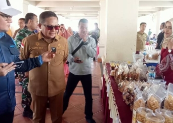 Wali Kota Gorontalo, Marten Taha saat menyambangi para pelaku UMKM di Rumah adat Doluhupa, Senin (28/11/2022). Sari/gopos