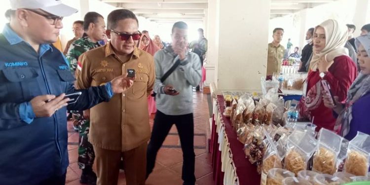 Wali Kota Gorontalo, Marten Taha saat menyambangi para pelaku UMKM di Rumah adat Doluhupa, Senin (28/11/2022). Sari/gopos