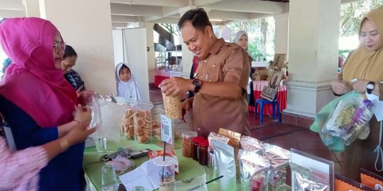 Sekretaris Dewan Perwakilan Rakyat Daerah Kota Gorontalo, N.R. Monoarfa saat menyambangi para pelaku UMKM di Rumah adat Doluhupa, Senin (28/11/2022). Sari/gopos