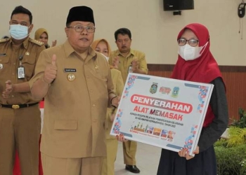 Wali Kota Blitar, Santoso saat memberikan bantuan alat memasak kepada peserta pelatihan di Aula Kecamatan Kepanjen Kidul, Senin (28/12/2022). (foto: dok. Pemkot Blitar)