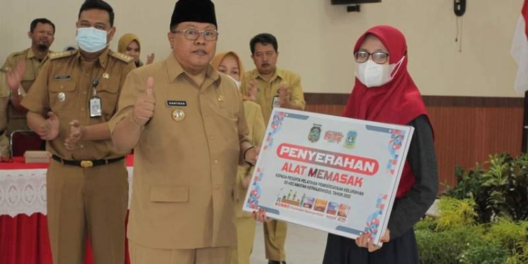 Wali Kota Blitar, Santoso saat memberikan bantuan alat memasak kepada peserta pelatihan di Aula Kecamatan Kepanjen Kidul, Senin (28/12/2022). (foto: dok. Pemkot Blitar)
