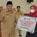 Wali Kota Blitar, Santoso saat memberikan bantuan alat memasak kepada peserta pelatihan di Aula Kecamatan Kepanjen Kidul, Senin (28/12/2022). (foto: dok. Pemkot Blitar)