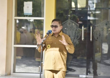 Wali Kota Gorontalo memberikan sambutan pada apel kerja di lingkungan Sekretariat Daerah Kota Gorontalo, Senin (28/11/2022) (Foto hms/pemkot)