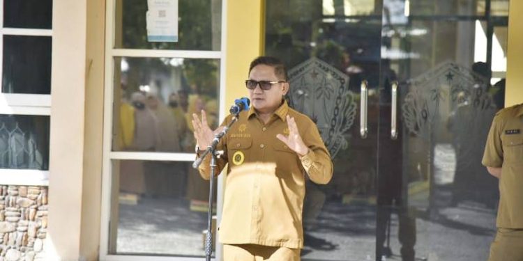 Wali Kota Gorontalo memberikan sambutan pada apel kerja di lingkungan Sekretariat Daerah Kota Gorontalo, Senin (28/11/2022) (Foto hms/pemkot)