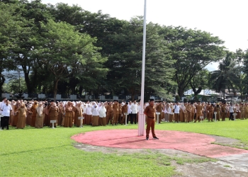 Pelaksanaan apel kerja di lingkungan Pemerintah Kabupaten Bone Bolango yang dilaksanakan di halaman Kantor Bupati, Senin (24/10/2022). (Foto AKP/Diskominfo)
