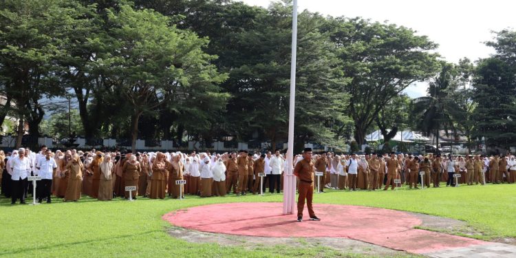 Pelaksanaan apel kerja di lingkungan Pemerintah Kabupaten Bone Bolango yang dilaksanakan di halaman Kantor Bupati, Senin (24/10/2022). (Foto AKP/Diskominfo)